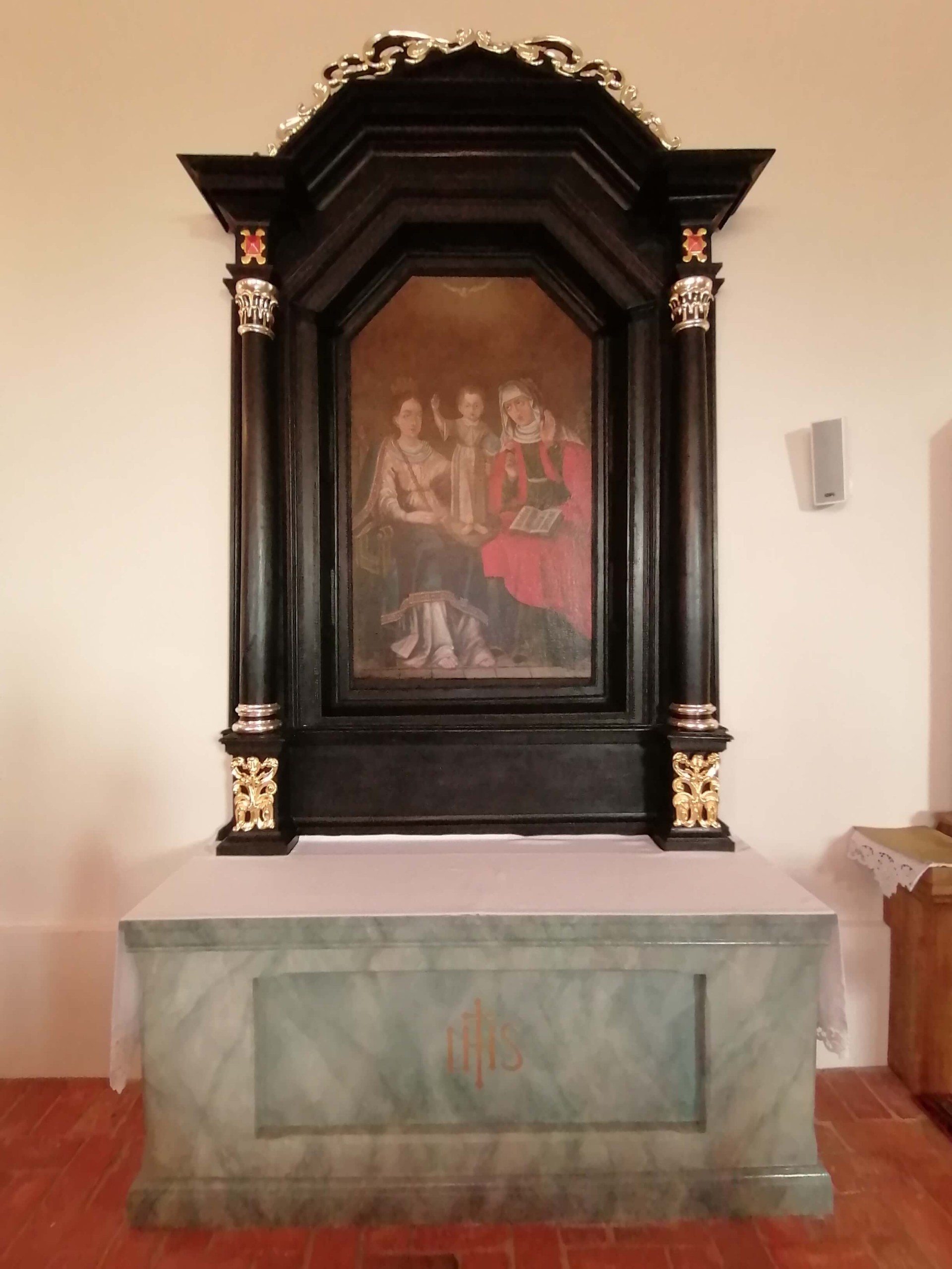 Oątarz boczny Sw. Anny SamotrzeÜ